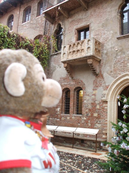 My last day and I just had to see this famous Romeo and Juliet Balcony